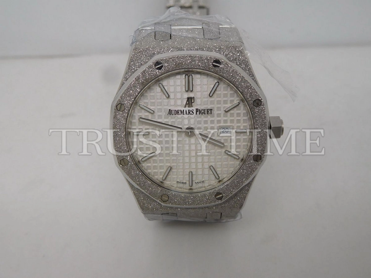 Копия часов Audemars Piguet Royal Oak Frosted 33mm 67653BC.GG.1263BC.01