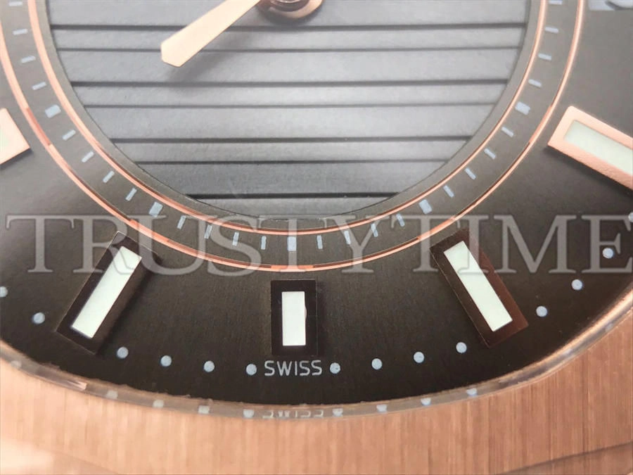 Копия часов Patek Philippe Nautilus Ladies 32mm 7011/1R-010