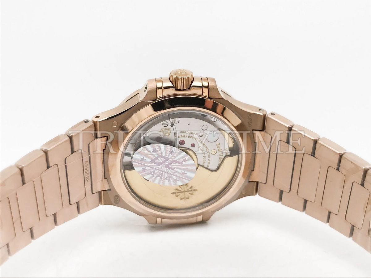 Копия часов Patek Philippe Nautilus Ladies 35mm 7118/1R-010