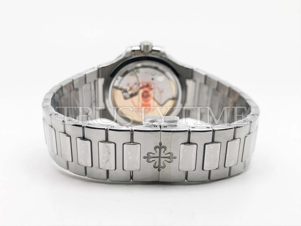 Копия часов Patek Philippe Nautilus Ladies 35mm 7118/1200A-001