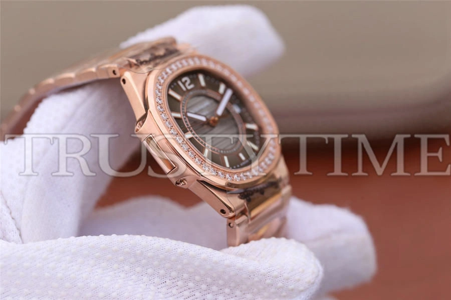 Копия часов Patek Philippe Nautilus Ladies 32mm 7010/1R-010