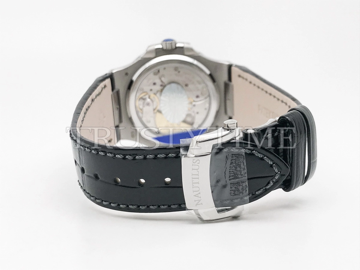 Копия часов Patek Philippe Nautilus Power Reserve Moonphase 40mm 5712G-001