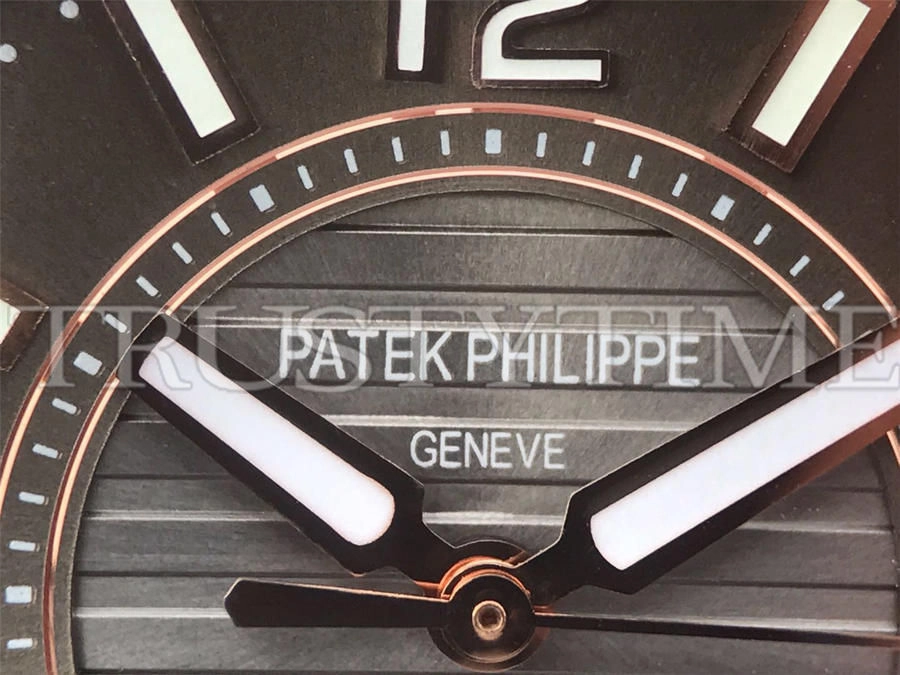 Копия часов Patek Philippe Nautilus Ladies 32mm 7010/1R-010
