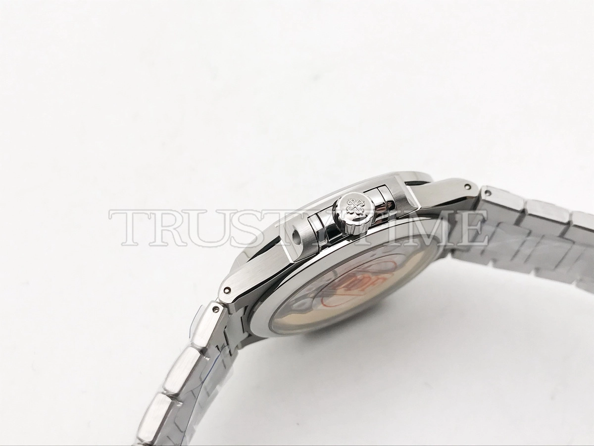 Копия часов Patek Philippe Nautilus Ladies 35mm 7118/1200A-010