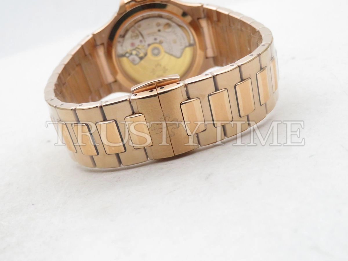 Копия часов Patek Philippe Nautilus Ladies 35mm 7118/1200R-010