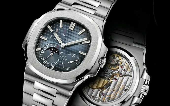 Реплика Patek Philippe Nautilus Moon Phase 5712 с механизмом Clone 240