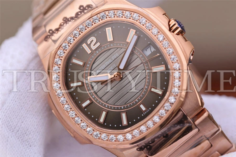 Копия часов Patek Philippe Nautilus Ladies 32mm 7010/1R-010