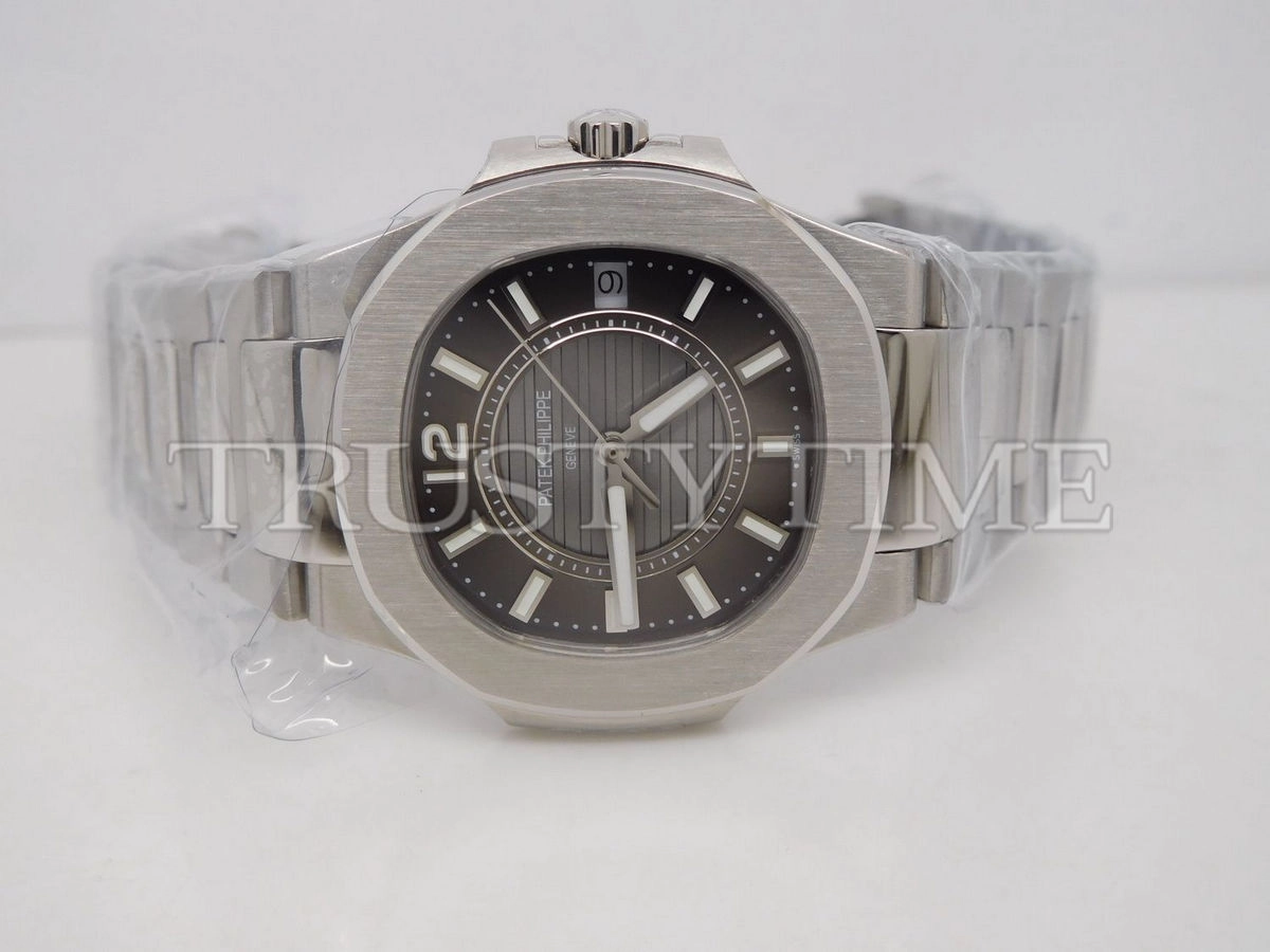 Копия часов Patek Philippe Nautilus Ladies 32mm 7011/1G-010