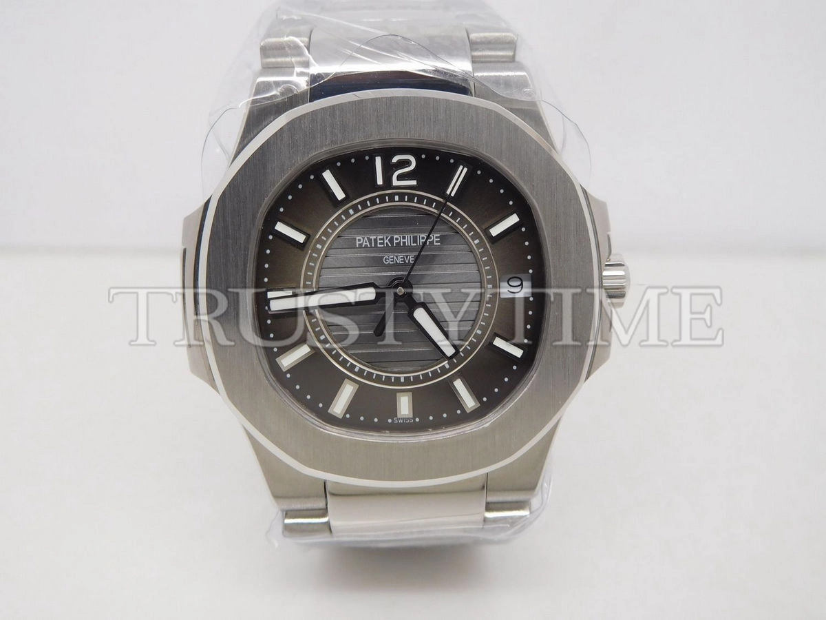 Копия часов Patek Philippe Nautilus Ladies 32mm 7011/1G-010