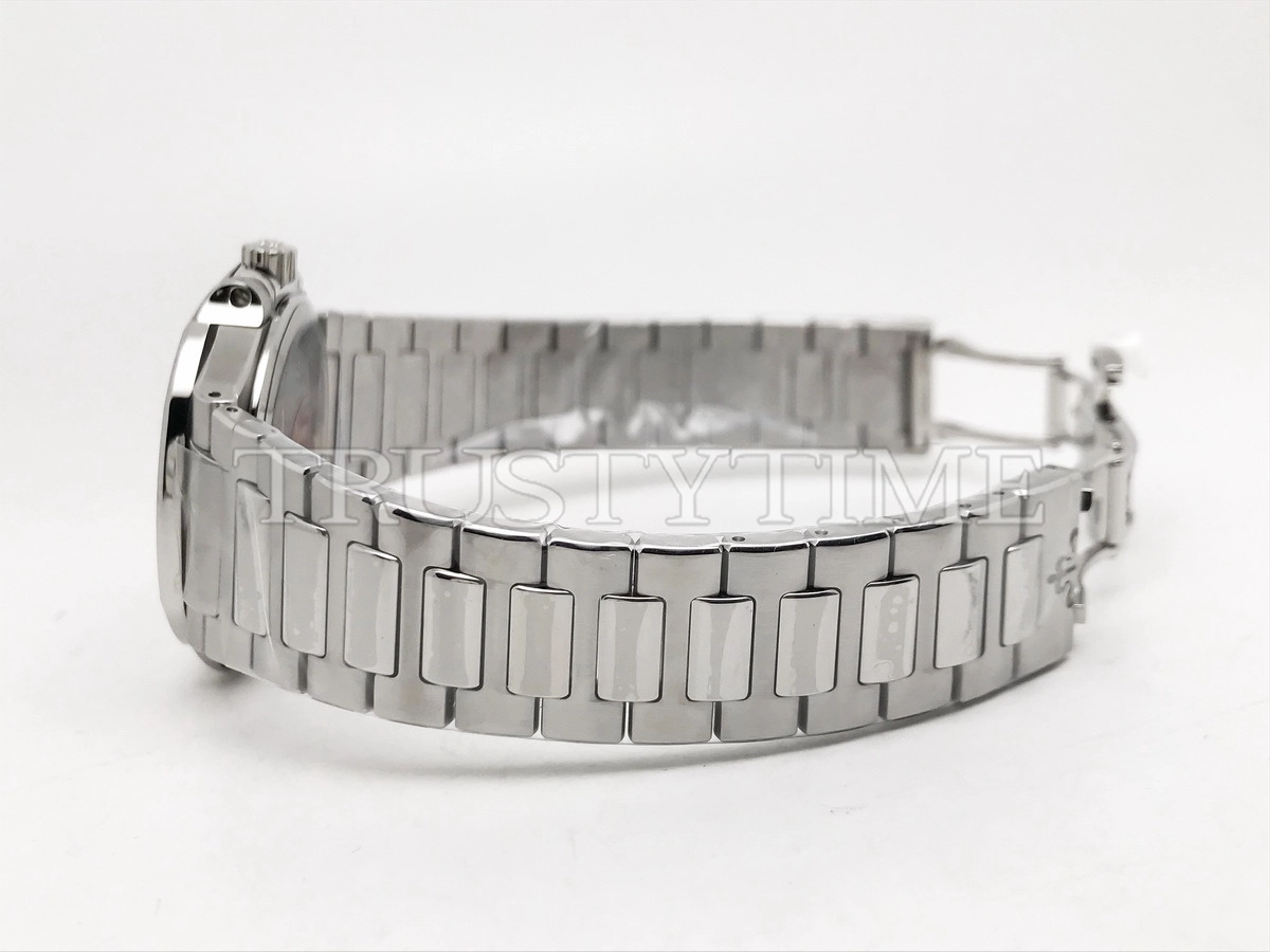 Копия часов Patek Philippe Nautilus Ladies 35mm 7118/1200A-001