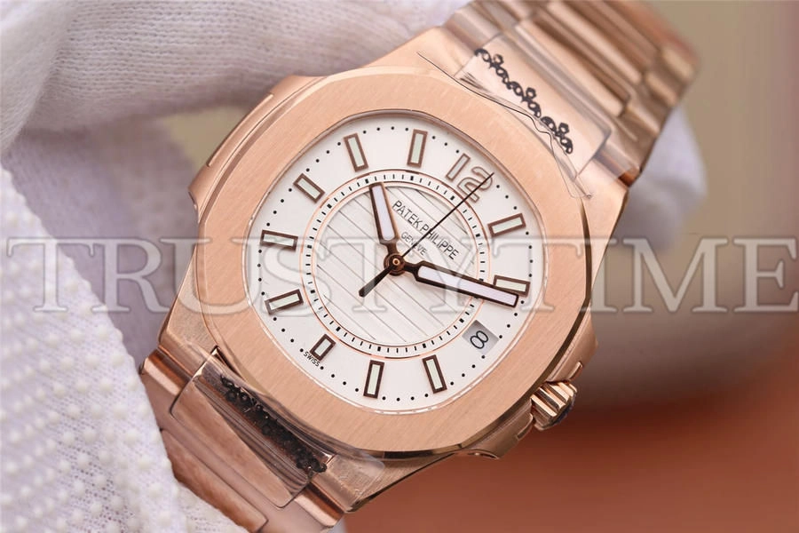 Копия часов Patek Philippe Nautilus Ladies 32mm 7011/1R-001