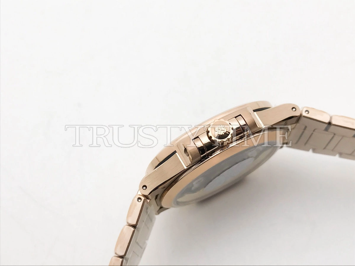 Копия часов Patek Philippe Nautilus Ladies 35mm 7118/1R-001