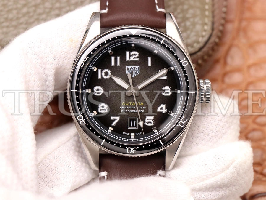 Копия часов Tag Heuer Autavia Isograph Calibre 5 42mm WBE5114.FC8266