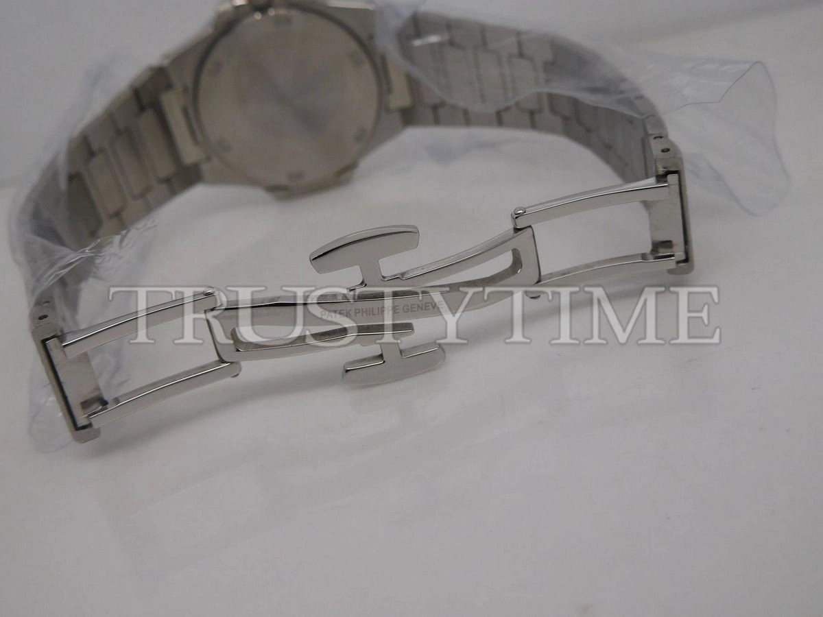 Копия часов Patek Philippe Nautilus Ladies 32mm 7010/1G-010