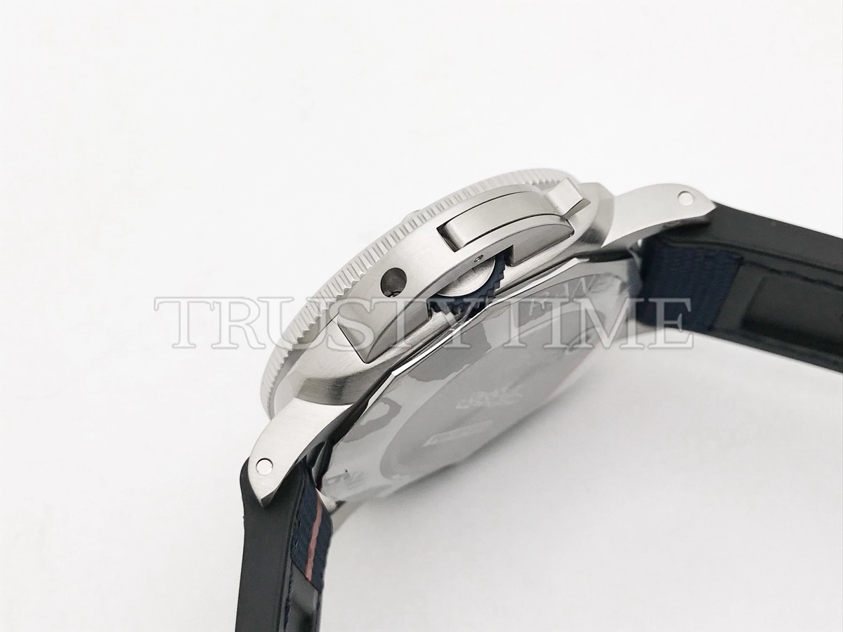 Копия часов Panerai Submersible QuarantaQuattro Luna Rossa 44mm PAM01391