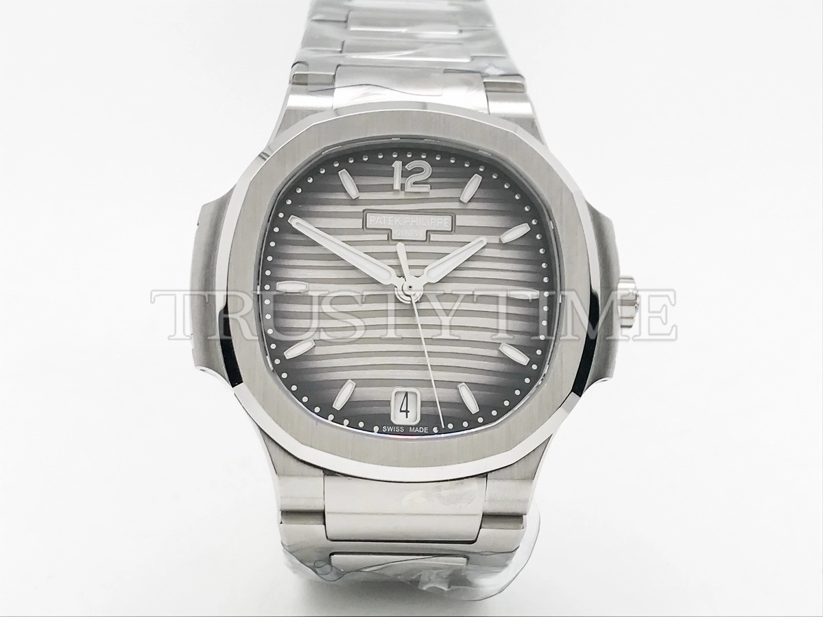 Копия часов Patek Philippe Nautilus Ladies 35mm 7118/1A-011