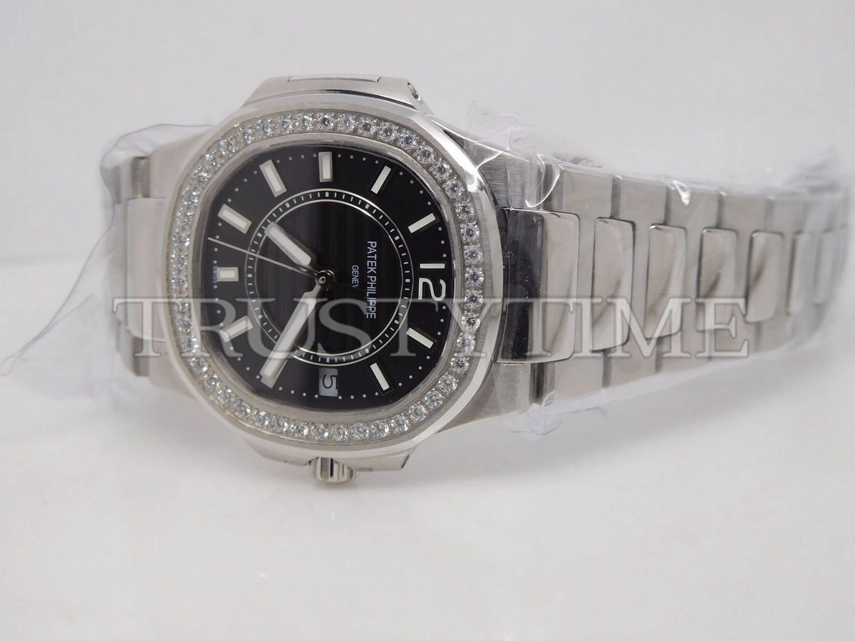 Копия часов Patek Philippe Nautilus Ladies 32mm 7010/1G-010