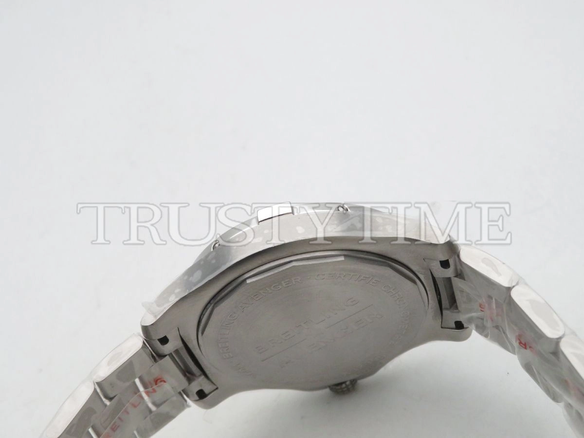 Копия часов Breitling Avenger Automatic GMT 43 A32397101B1A1