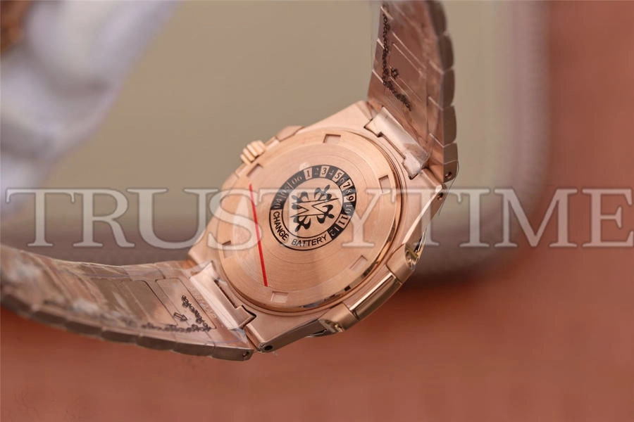 Копия часов Patek Philippe Nautilus Ladies 32mm 7010/1R-010