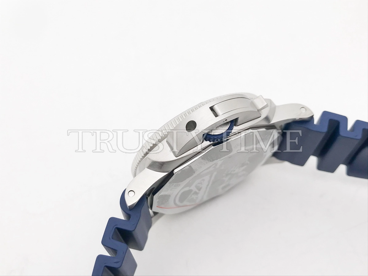 Копия часов Panerai Submersible QuarantaQuattro Aspen & Scottsdale Edition 44mm PAM01696