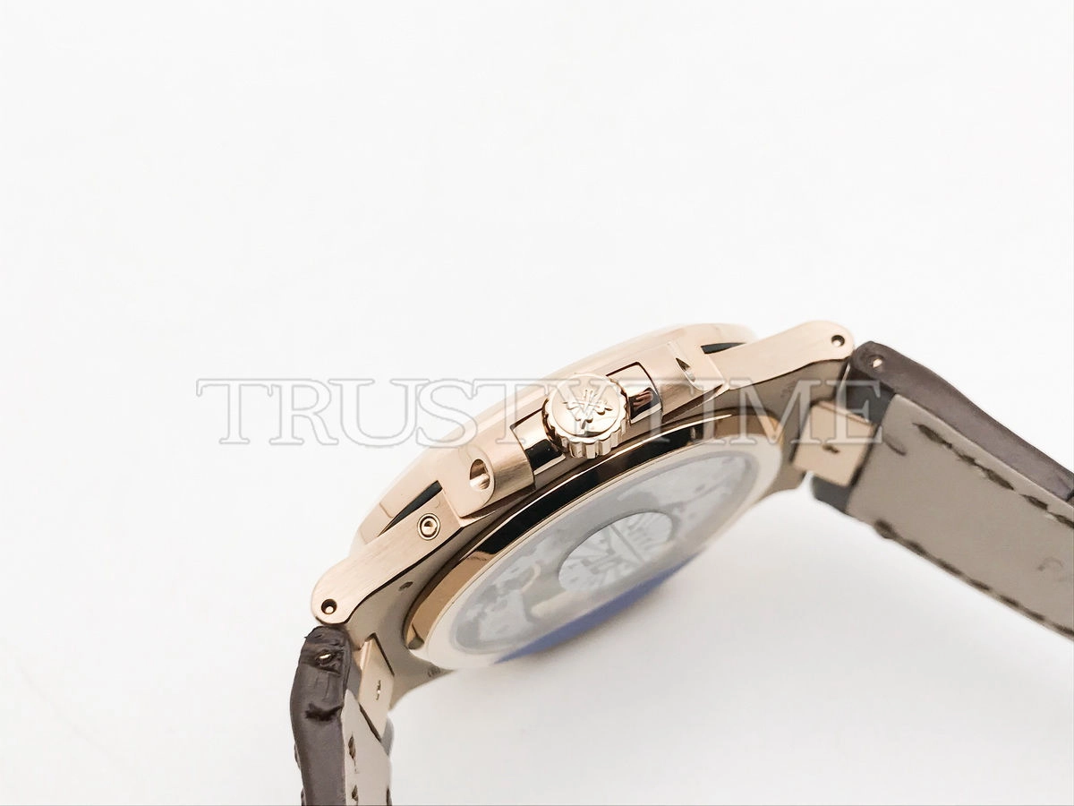 Копия часов Patek Philippe Nautilus Power Reserve Moonphase 40mm 5712R-001