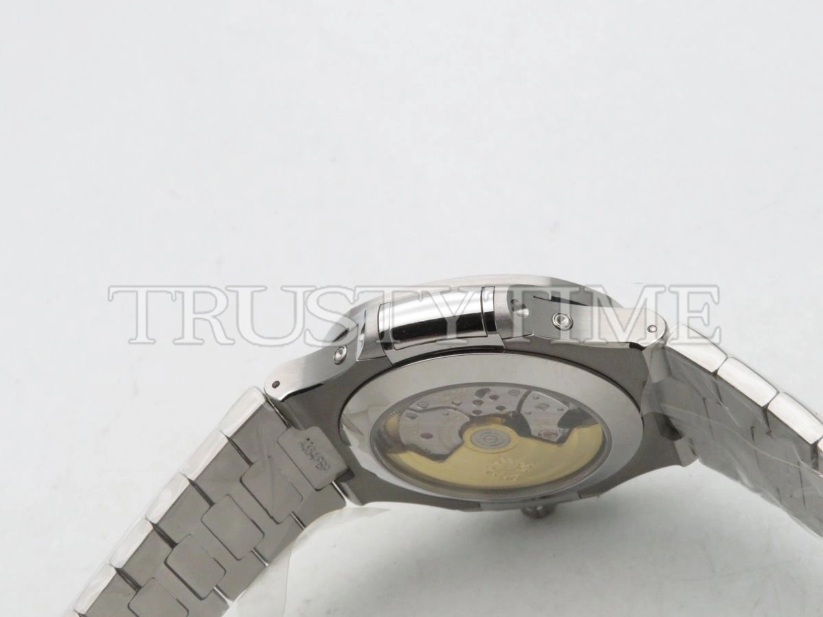 Копия часов Patek Philippe Nautilus Annual Calendar 40,5mm 5726/1A-010