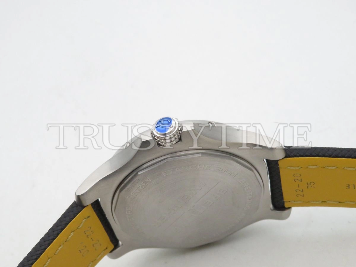 Копия часов Breitling Avenger Automatic GMT 43 A32397101B1X1