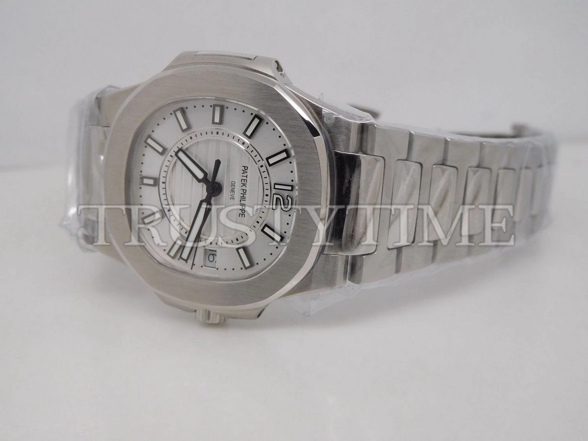 Копия часов Patek Philippe Nautilus Ladies 32mm 7011/1G-001