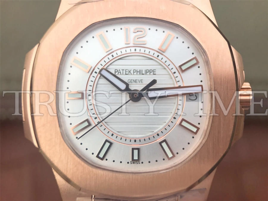 Копия часов Patek Philippe Nautilus Ladies 32mm 7011/1R-001