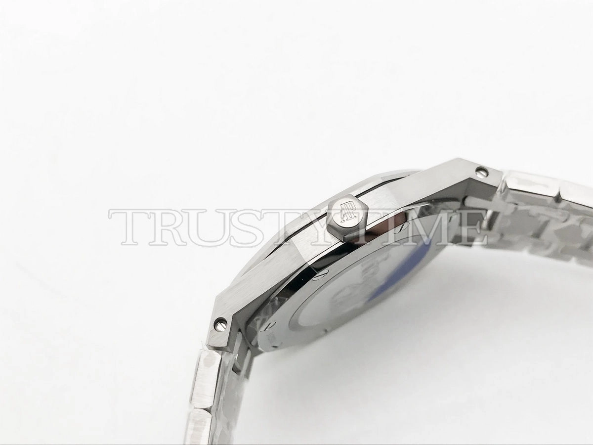 Копия часов Audemars Piguet Royal Oak Ladies 33mm 67651BC.ZZ.1261BC.01