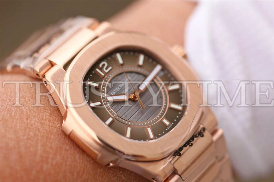 Копия часов Patek Philippe Nautilus Ladies 32mm 7011/1R-010