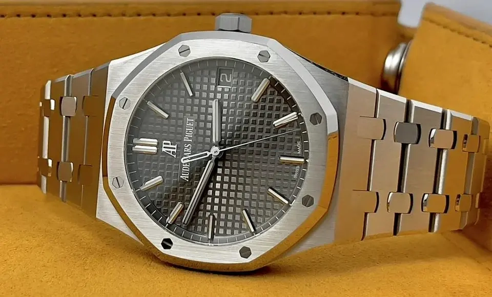 Audemars Piguet Royal Oak 15500: сравнение версии VS и APS