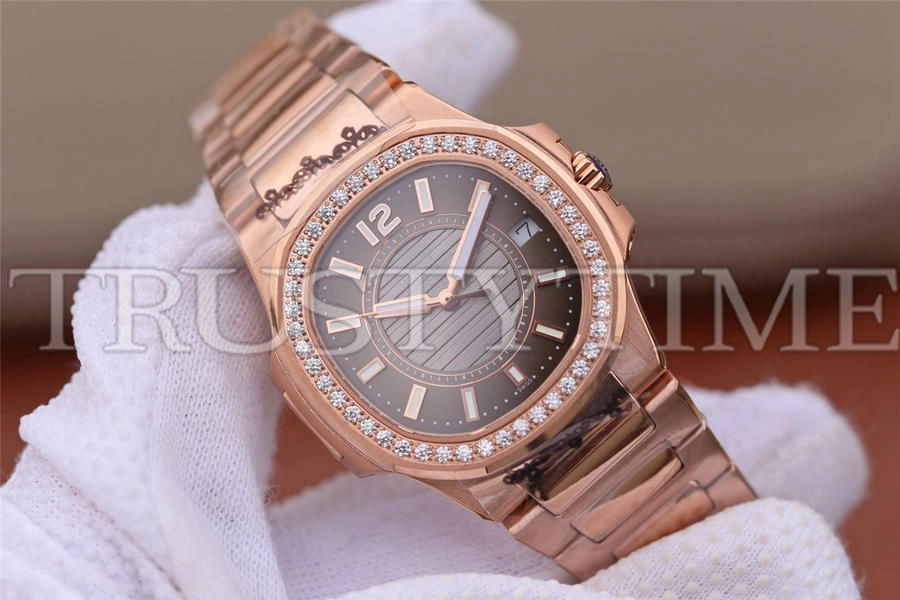 Копия часов Patek Philippe Nautilus Ladies 32mm 7010/1R-010