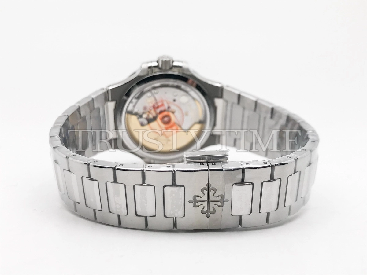 Копия часов Patek Philippe Nautilus Ladies 35mm 7118/1200A-011