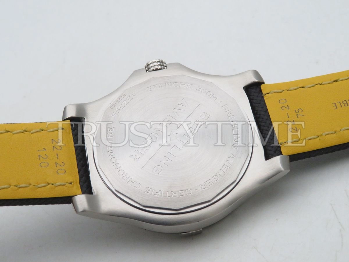Копия часов Breitling Avenger Automatic GMT 43 A32397101B1X1