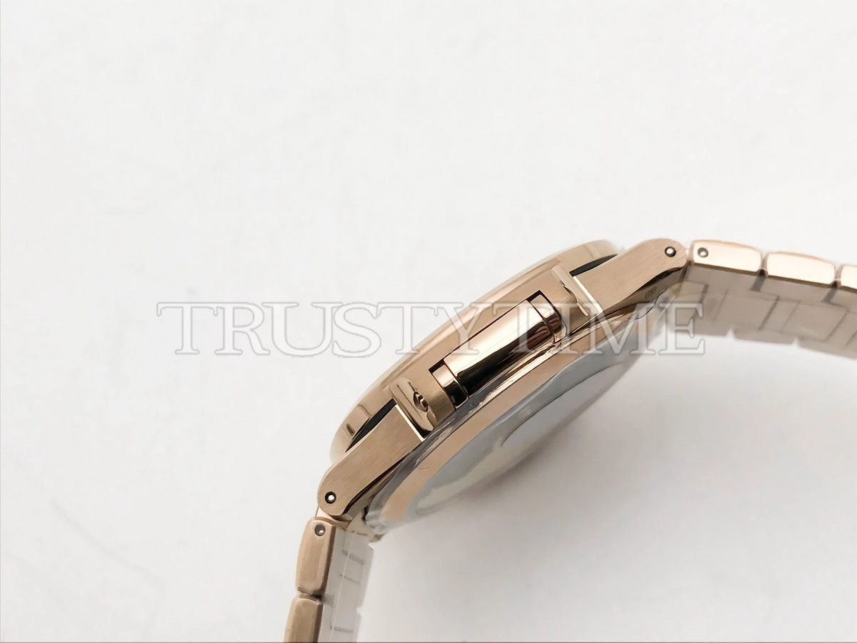 Копия часов Patek Philippe Nautilus Ladies 35mm 7118/1R-010
