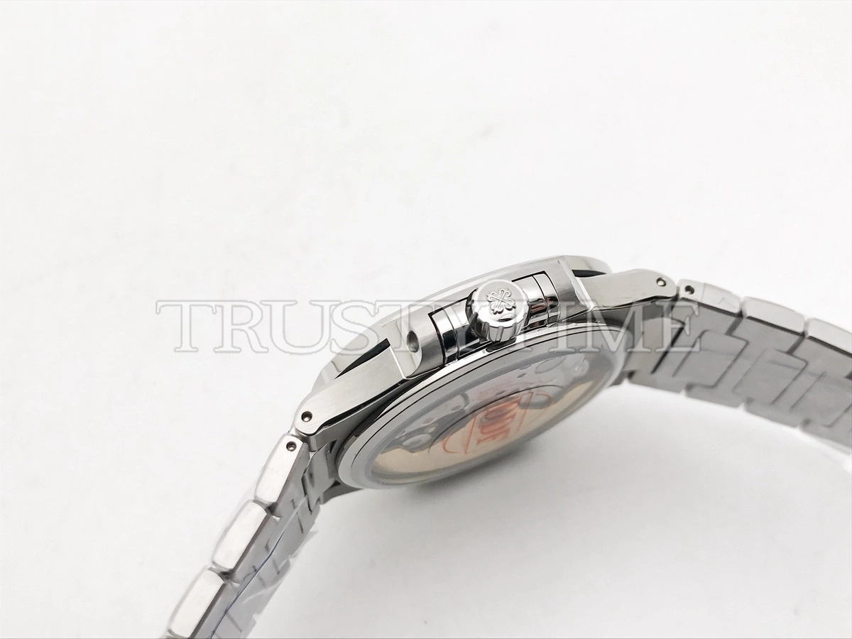 Копия часов Patek Philippe Nautilus Ladies 35mm 7118/1200A-001