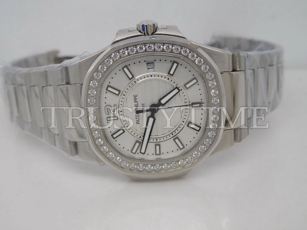 Копия часов Patek Philippe Nautilus Ladies 32mm 7010/1G-001
