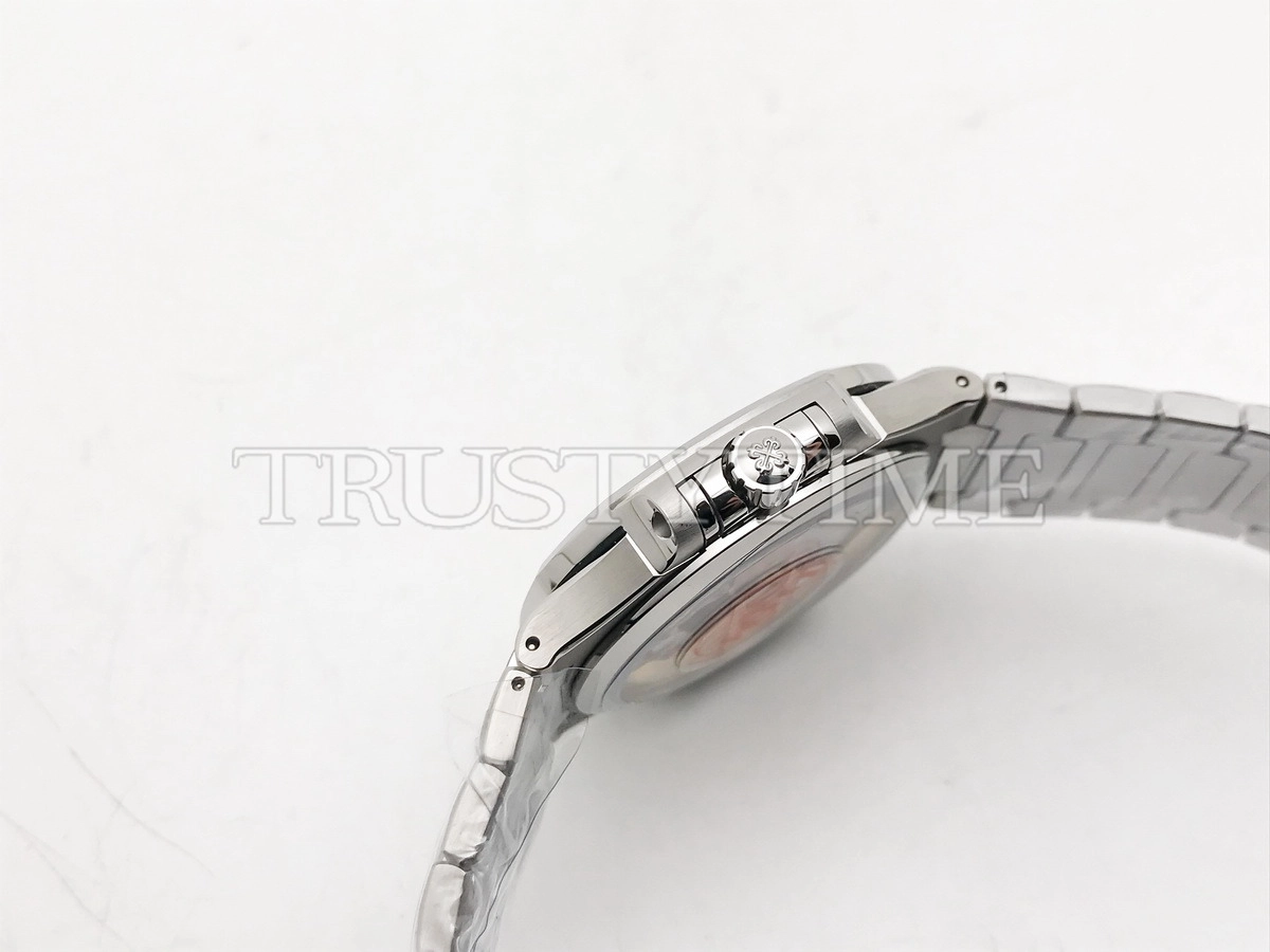 Копия часов Patek Philippe Nautilus Ladies 35mm 7118/1A-011