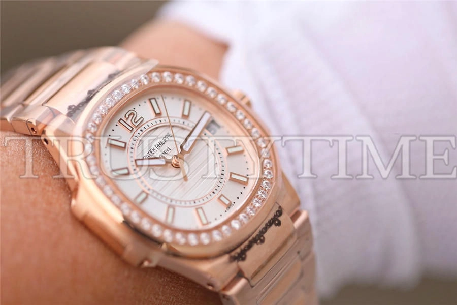 Копия часов Patek Philippe Nautilus Ladies 32mm 7010/1R-001