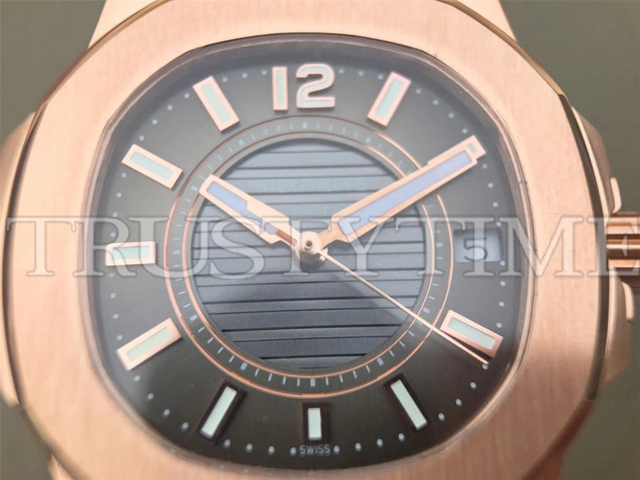 Копия часов Patek Philippe Nautilus Ladies 32mm 7011/1R-010