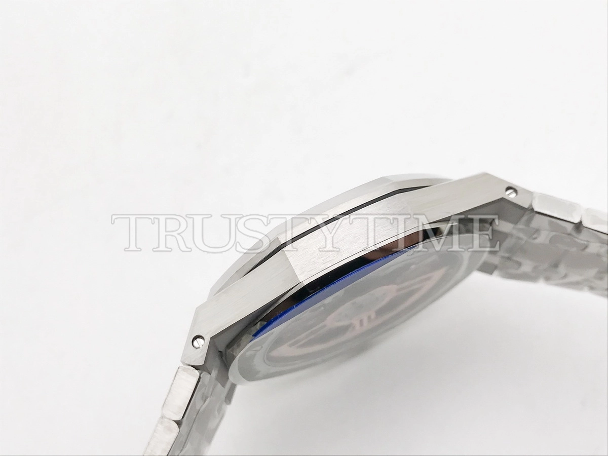 Копия часов Audemars Piguet Royal Oak Selfwinding Special Edition 15510BC.OO.1320BC.02
