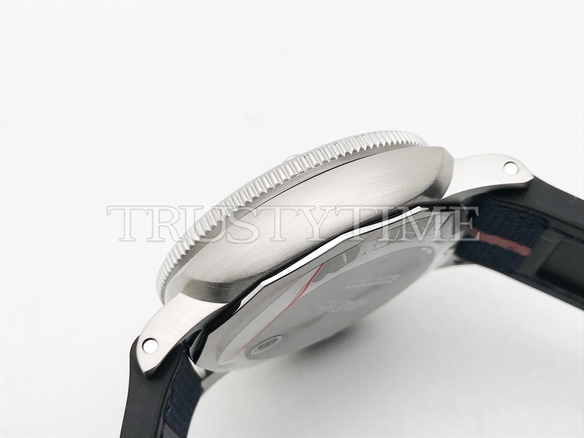 Копия часов Panerai Submersible QuarantaQuattro Luna Rossa 44mm PAM01391