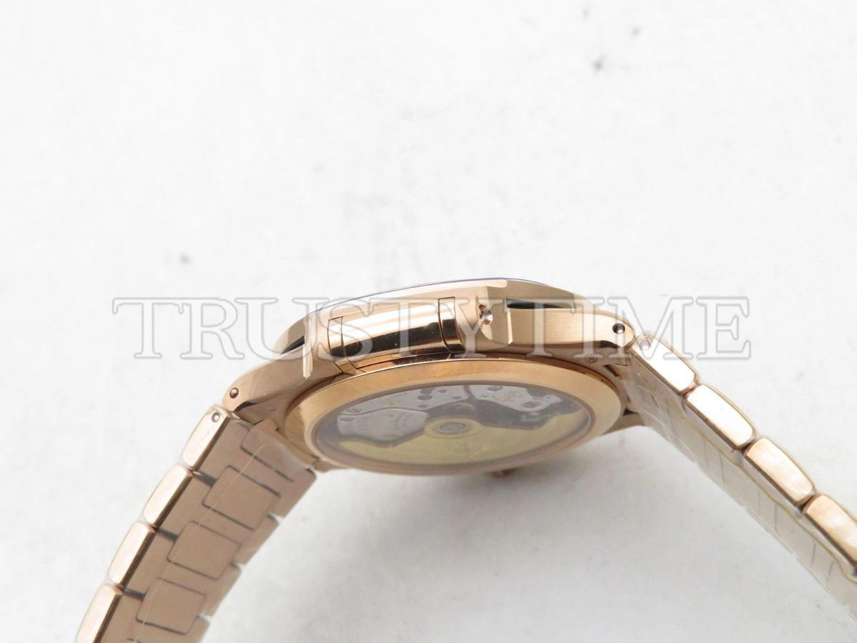 Копия часов Patek Philippe Nautilus Ladies 35mm 7118/1200R-001