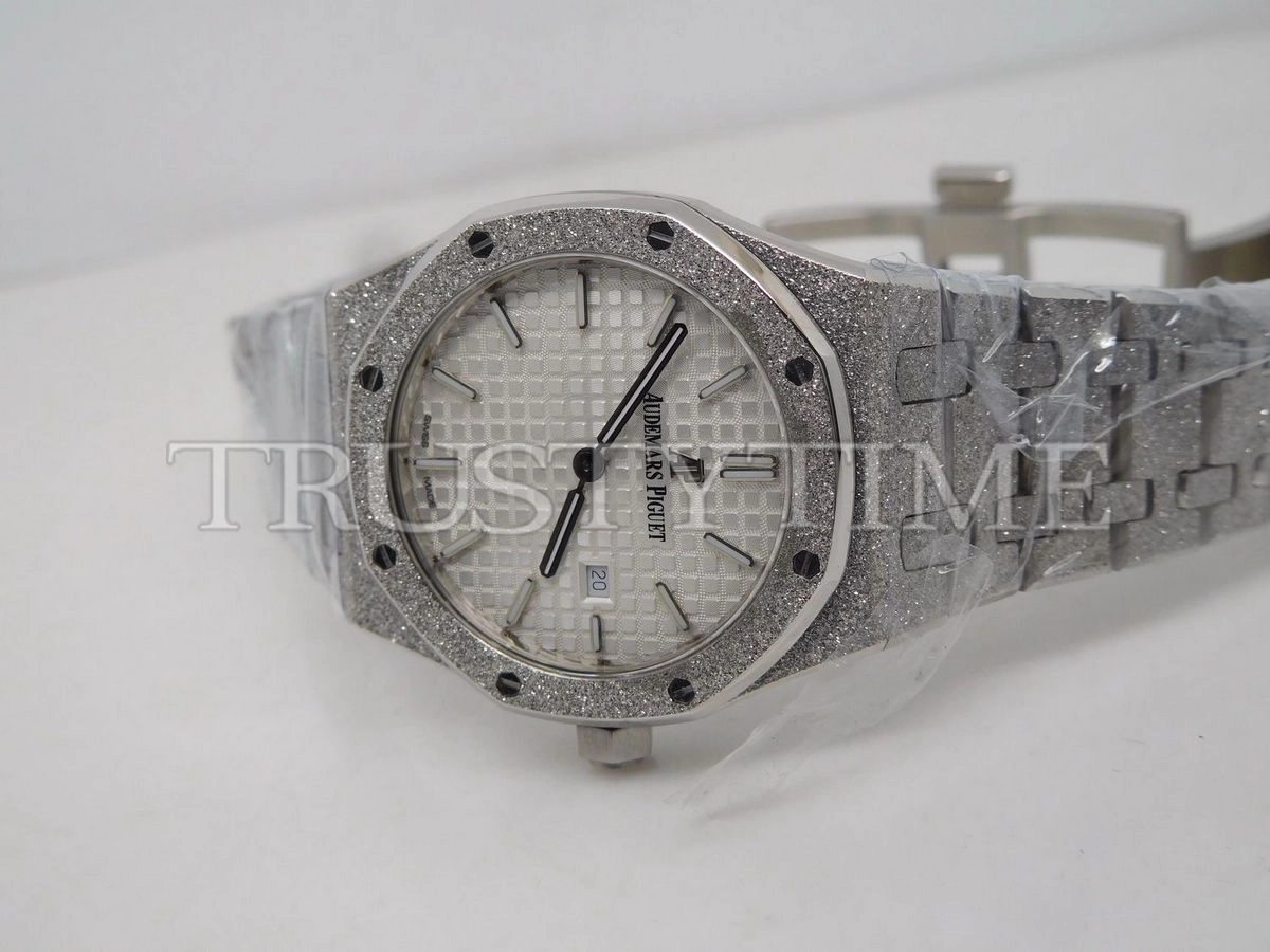 Копия часов Audemars Piguet Royal Oak Frosted 33mm 67653BC.GG.1263BC.01