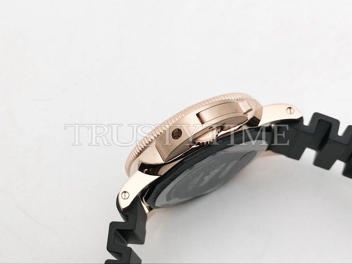 Копия часов Panerai Submersible Goldtech™ 42mm PAM02164