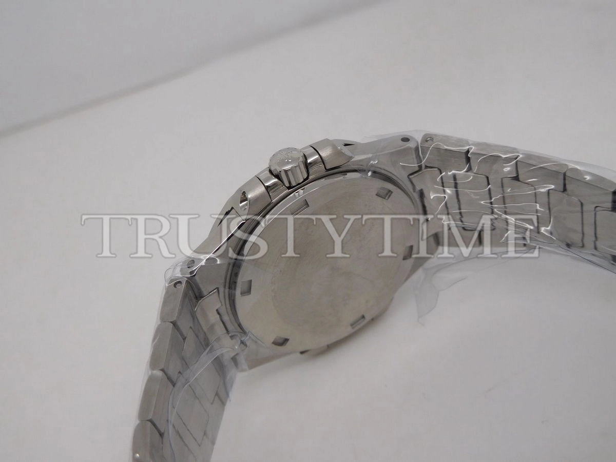 Копия часов Patek Philippe Nautilus Ladies 32mm 7011/1G-010