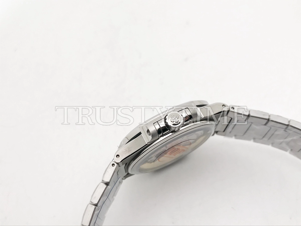 Копия часов Patek Philippe Nautilus Ladies 35mm 7118/1200A-011