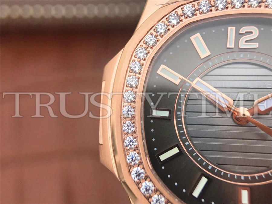 Копия часов Patek Philippe Nautilus Ladies 32mm 7010/1R-010