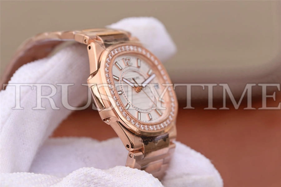 Копия часов Patek Philippe Nautilus Ladies 32mm 7010/1R-001